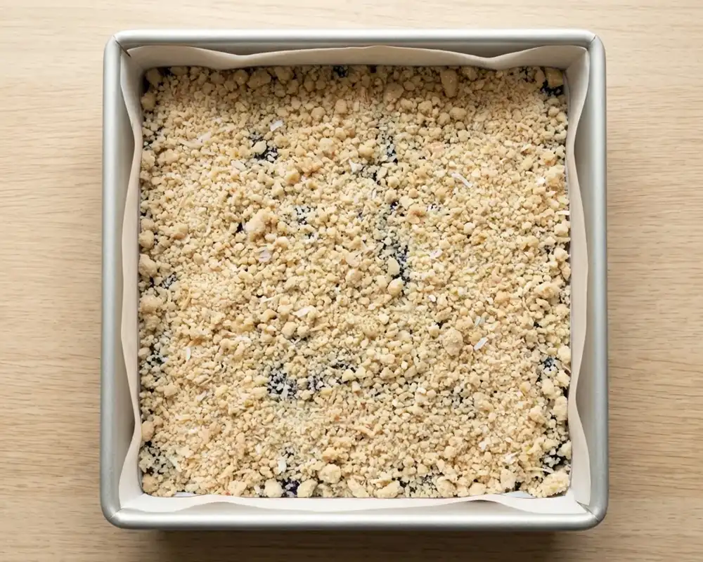 Cheesecake mit rohen Mandel-Kokos-Streuseln vor dem Backen