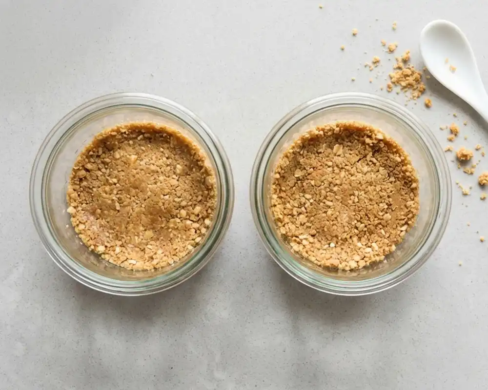 Keksboden für Protein Cheesecake Dessert im Glas aus Haferkeksen und Butter von oben