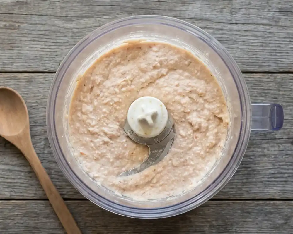 Cremige Räucherforellen-Creme nach dem Mixen im Zerkleinerer