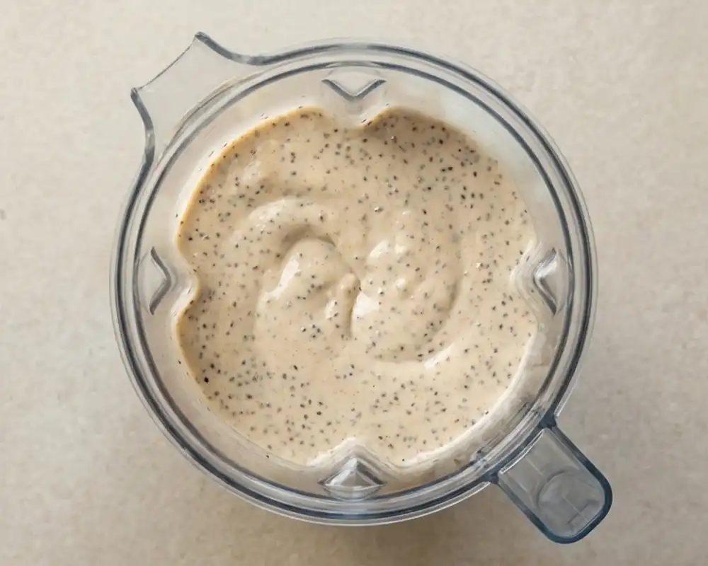 Frisch gemixter veganer Bananen-Chia-Protein-Pudding mit cremiger Konsistenz von oben