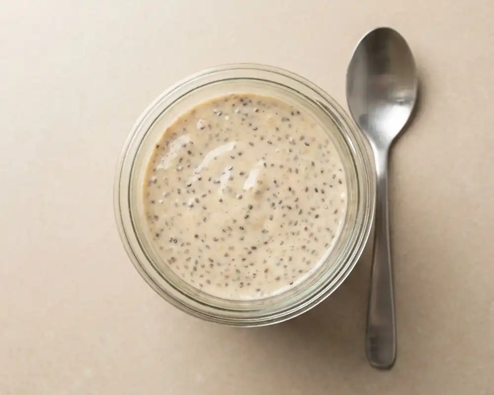 Angedickter Bananen-Chia-Protein-Pudding im Glas nach der Quellzeit von oben