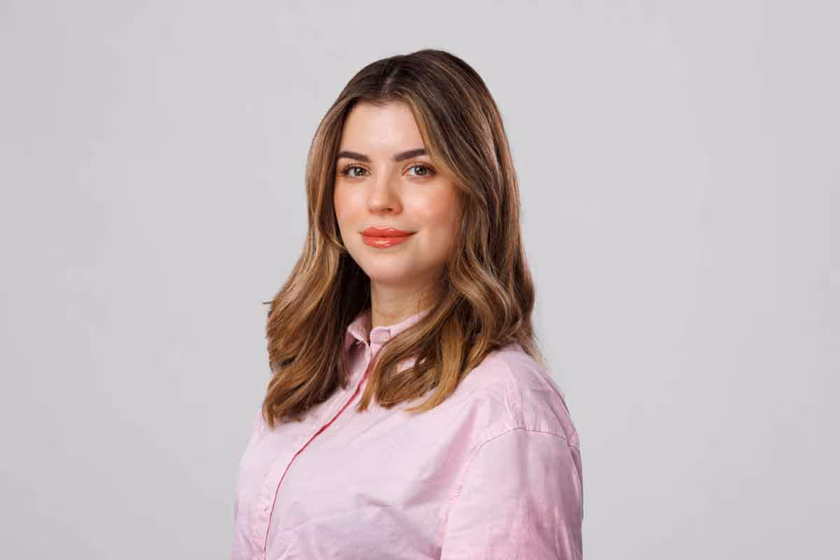 Banxware team member portrait Anna, woman with blond hair and pink shirt