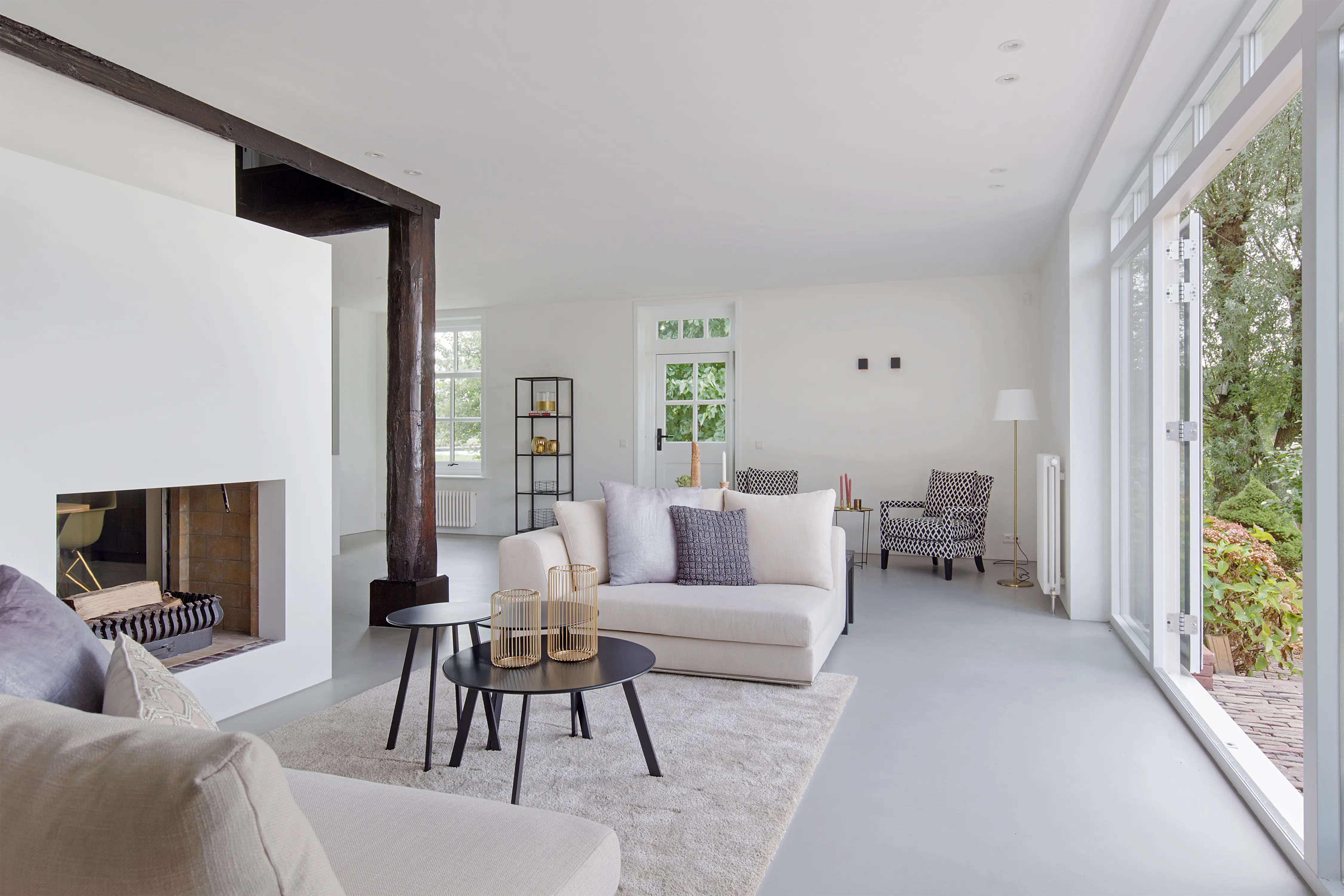 De woonkamer met moderne kenmerken n combinatie met traditionele accenten van een gerenoveerde boerderij.