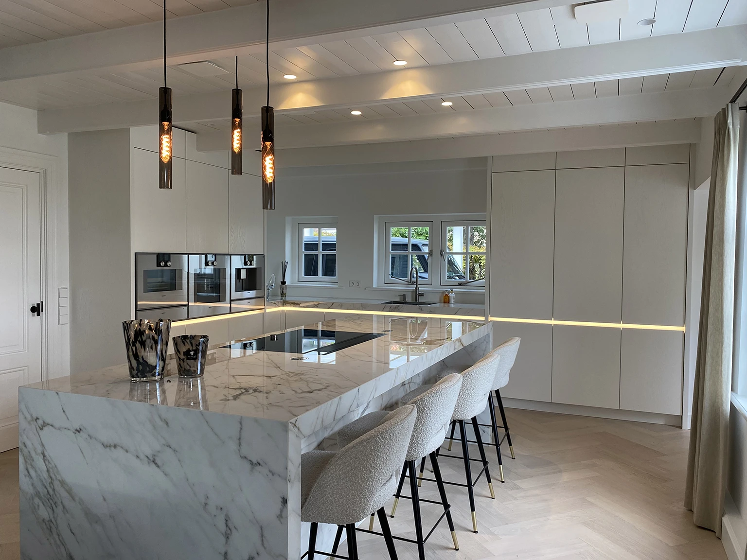 Verbouwing van luxe open keuken met eetgedeelte 