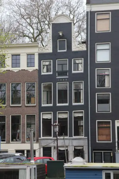 Gerestaureerd grachtenpand met een karakteristieke klokgevel en klassieke details.