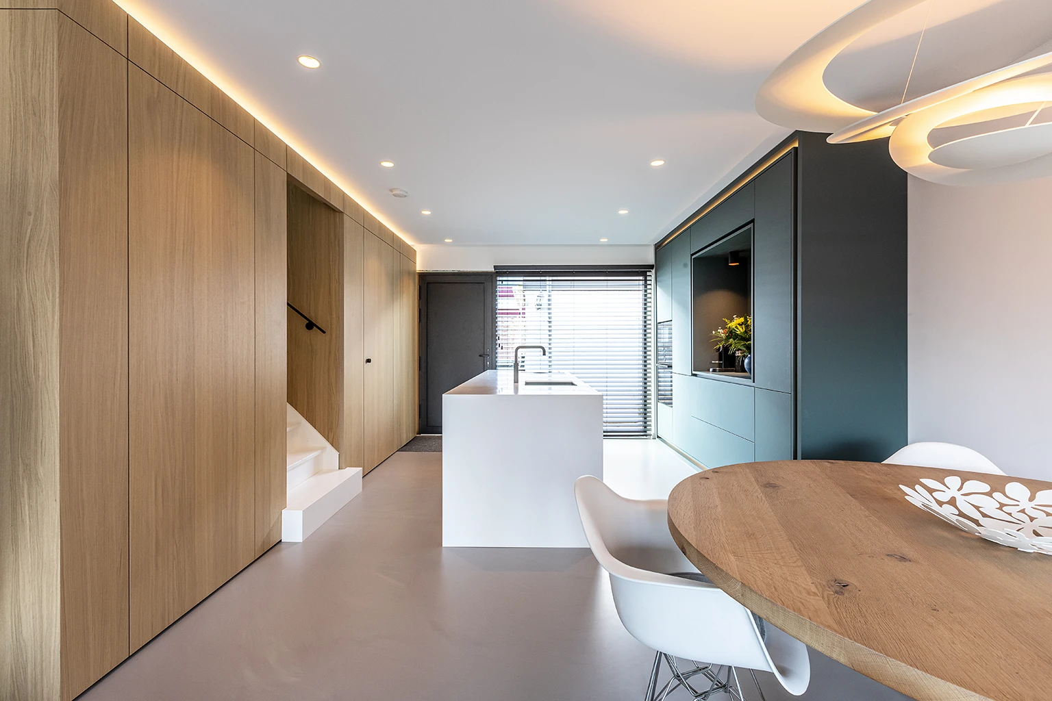 Moderne en luxe open keuken met veel natuurlijk licht inval