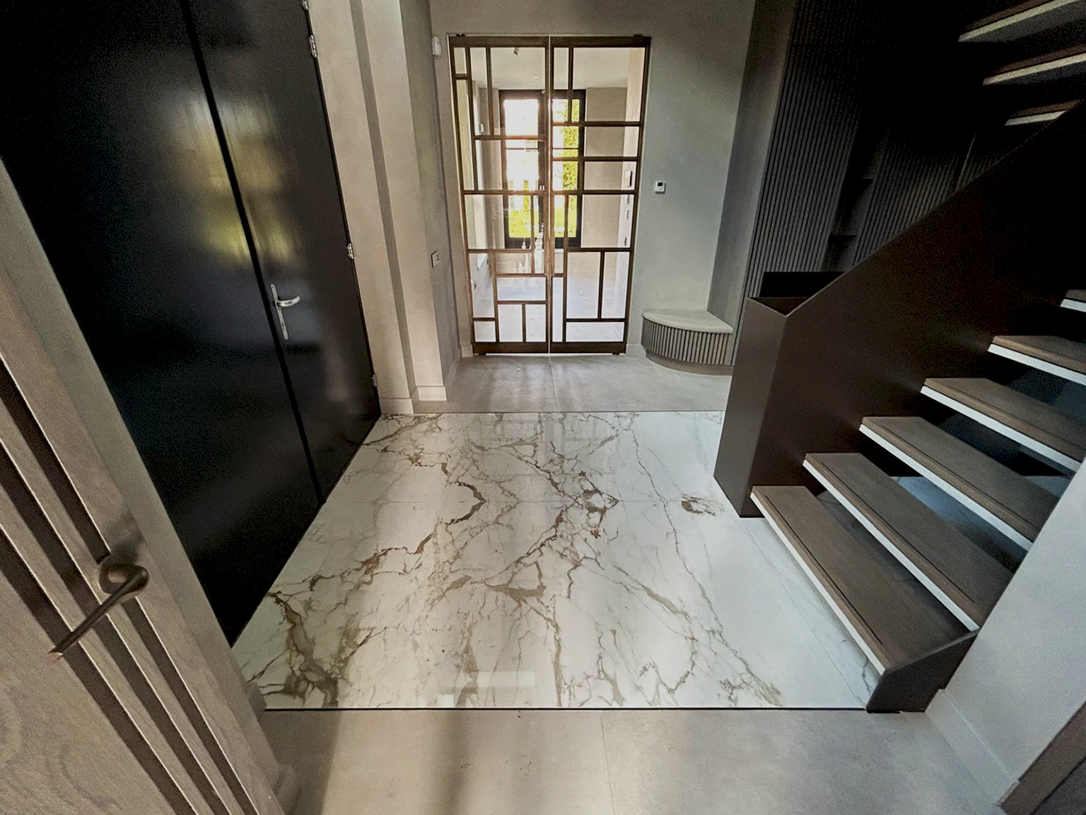 Luxe entree vloer betegeld met grote tegels