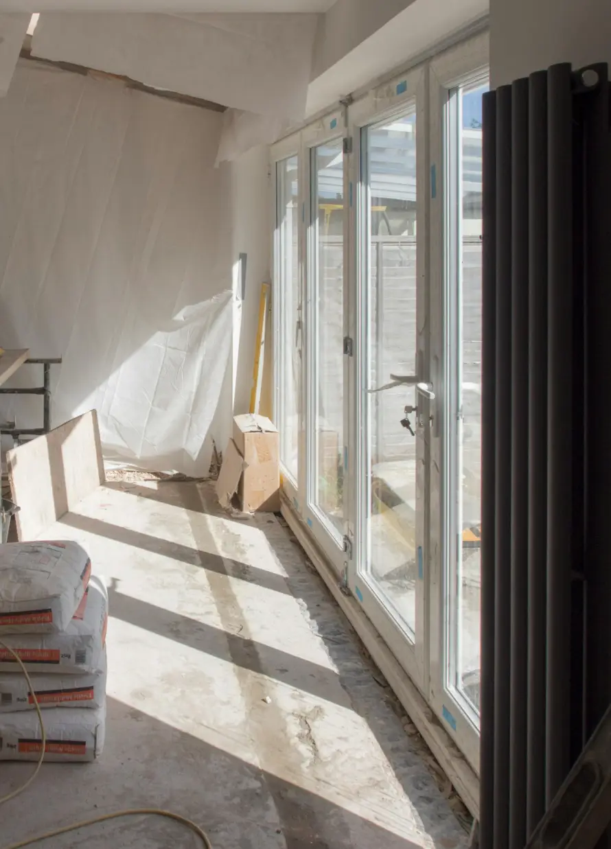 Rij met karakteristieke Amsterdamse bakstenen herenpanden voorzien van hijsbalken en klassieke geveldetails onder een heldere lucht.