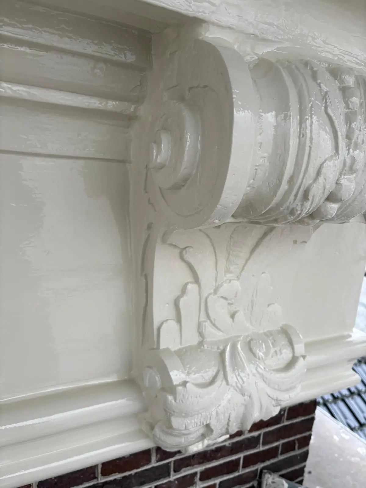 Detail van gerestaureerd ornamenteel lijstwerk in de gevel van het monumentale pand