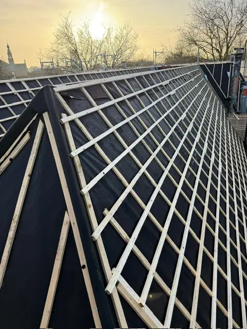 Nieuwe dakconstructie met panlatten klaar voor de nieuwe dakbedekking