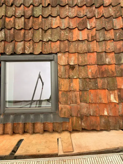 Detail van de nieuwe terracotta dakpannen op het monumentale pand