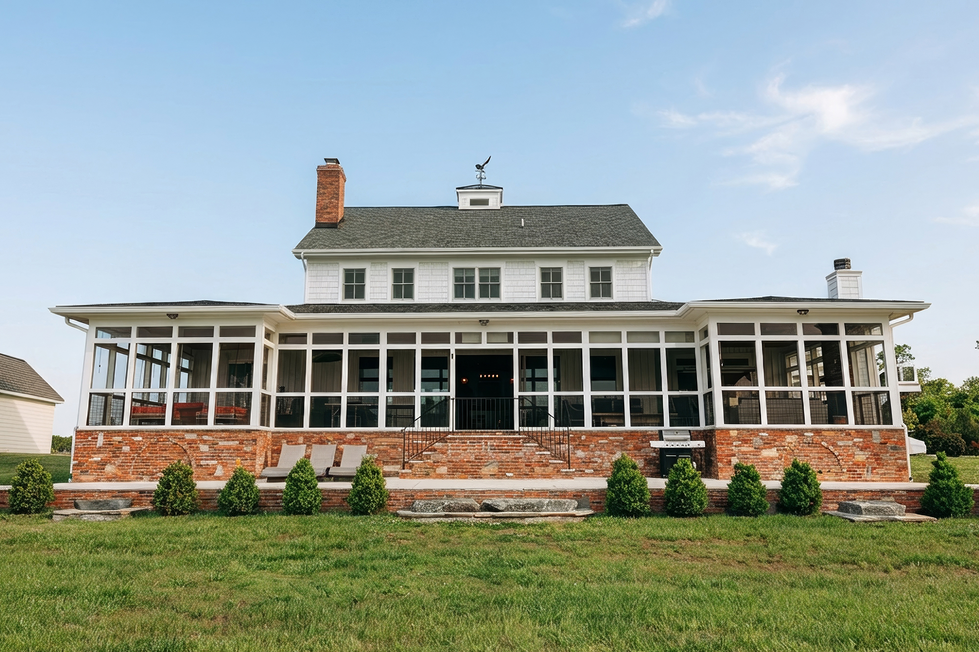 Elevação frontal de casa personalizada com acabamento premium.