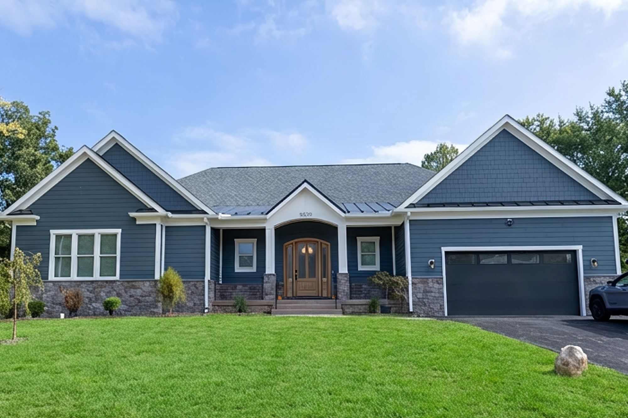 Vista frontal de residência em dia ensolarado com paisagismo.