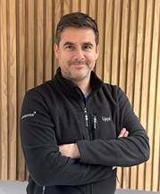 Chief Executive Officer de Levannta, Manuel Astaburuaga, posando con los brazos cruzados mirando a la cámara.