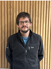 Chief Product Officer de Levannta, Diego Hidalgo, posando con los brazos cruzados mirando a la cámara.