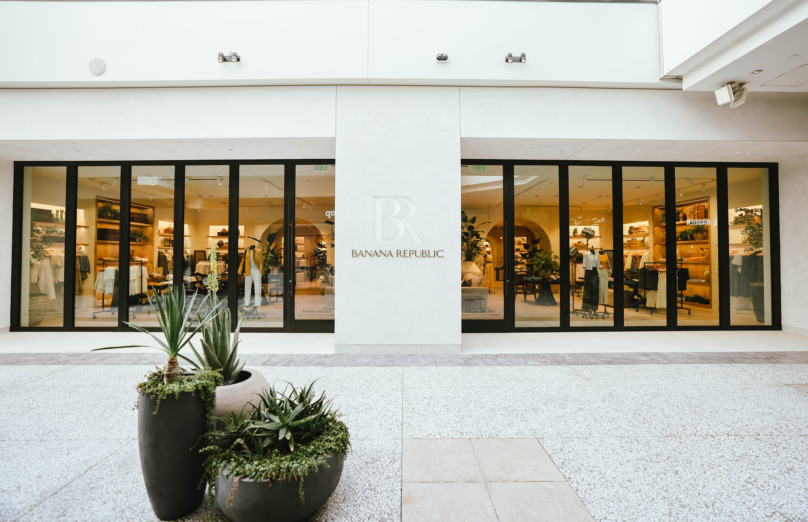 Limewash and exterior facade plaster by L'Forma at Banana Republic, California