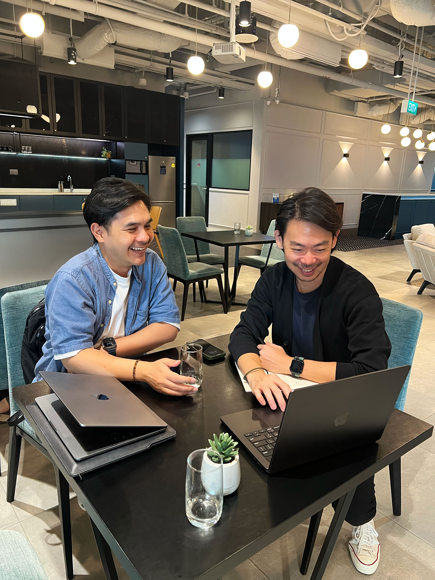 Au-Rin and Gerald are working in the office