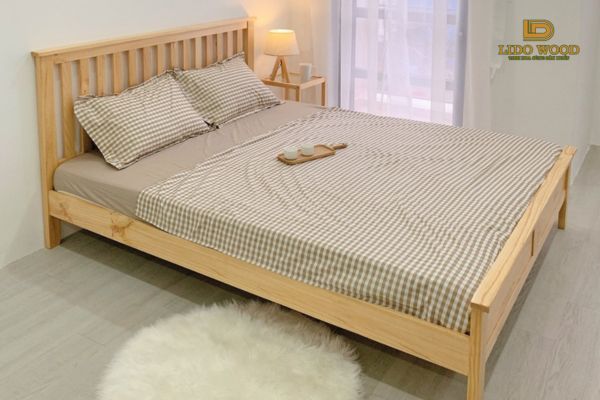 Giường được làm từ gỗ thông