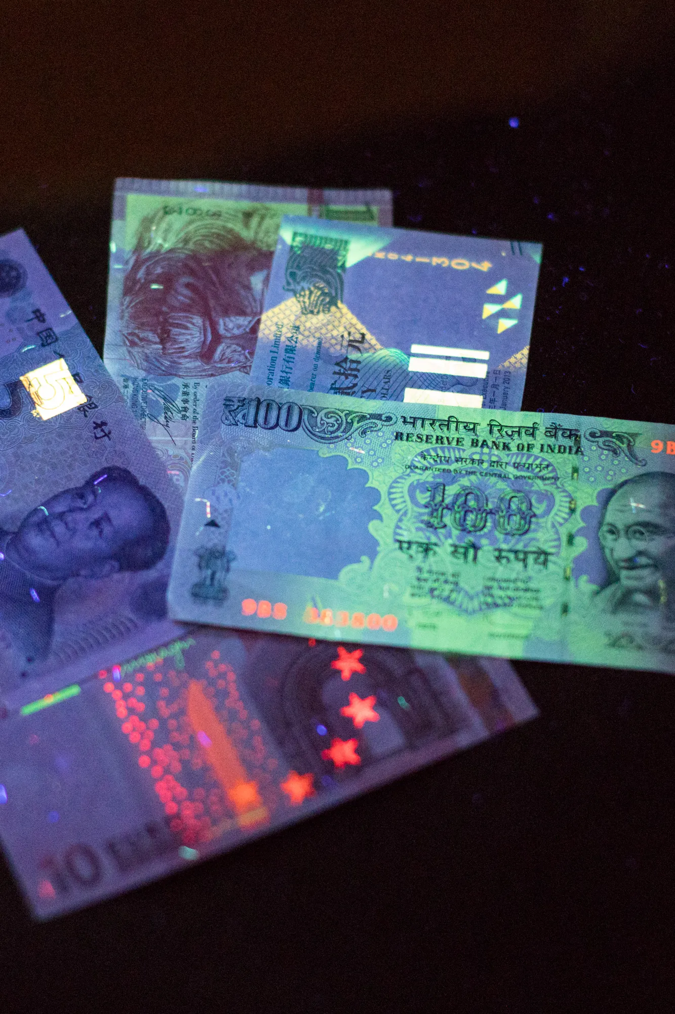 Bankbiljetten uit veel landen zijn beveiligd met luminescerende materialen die oplichten onder een UV-lamp.