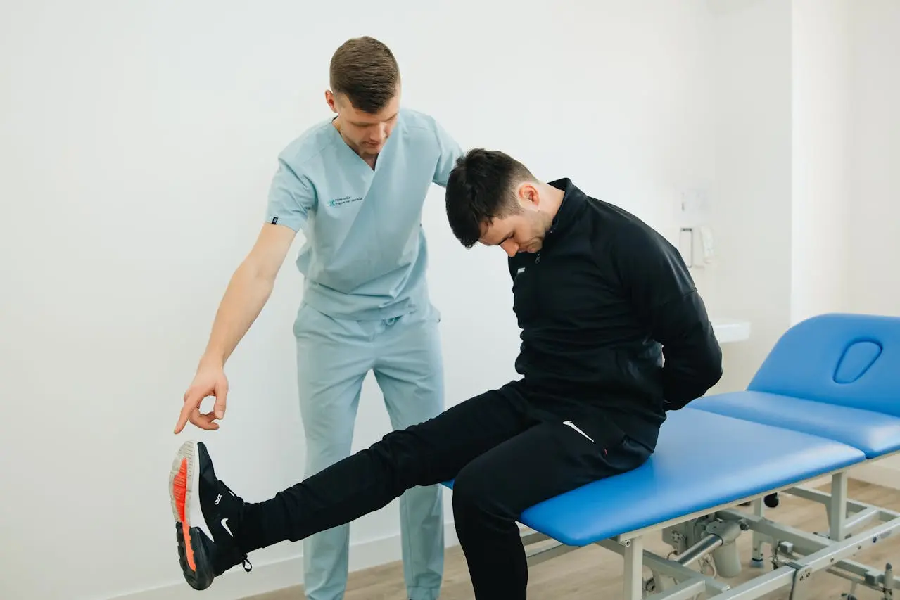 Ostéopathe traite sciatique homme