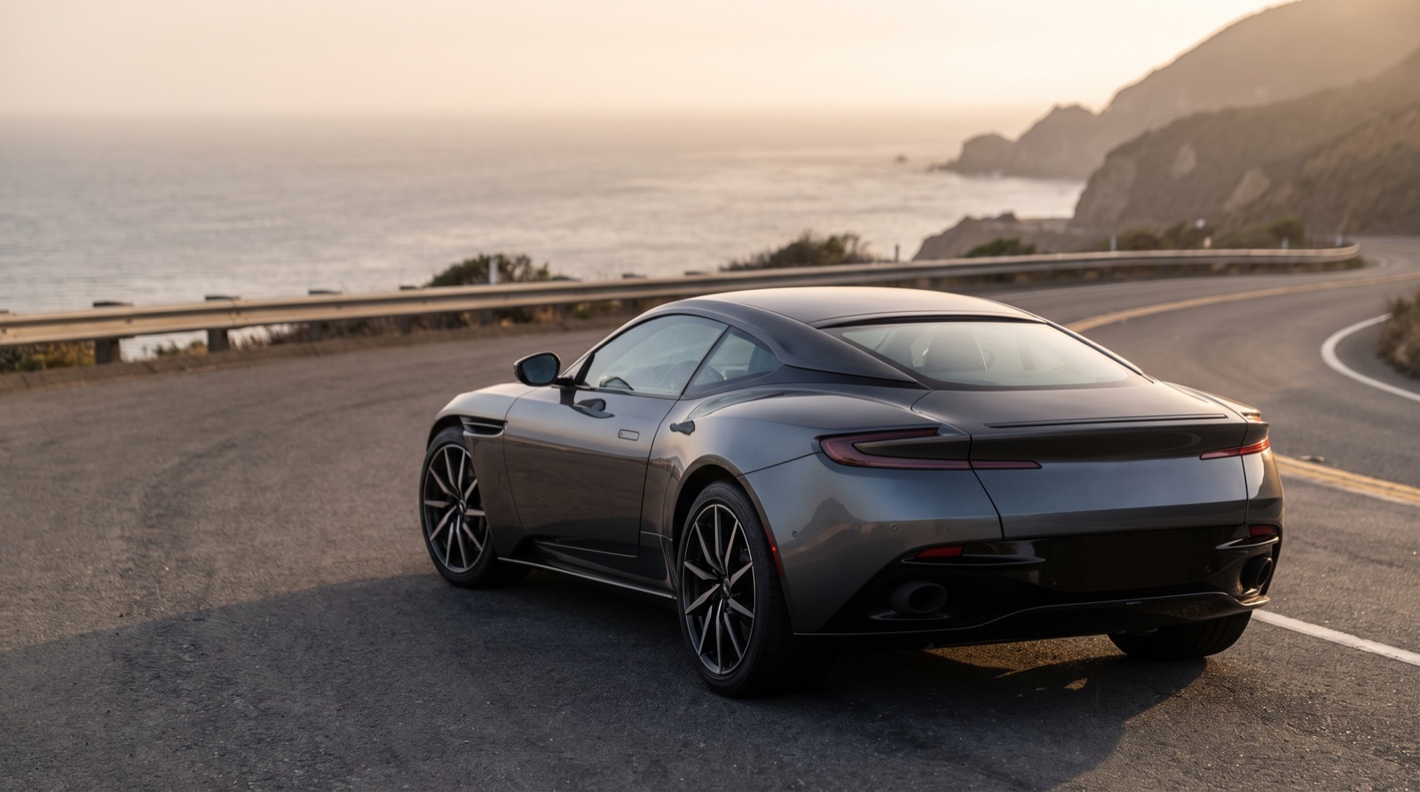 Coupé premium vu de trois quarts arrière au coucher du soleil