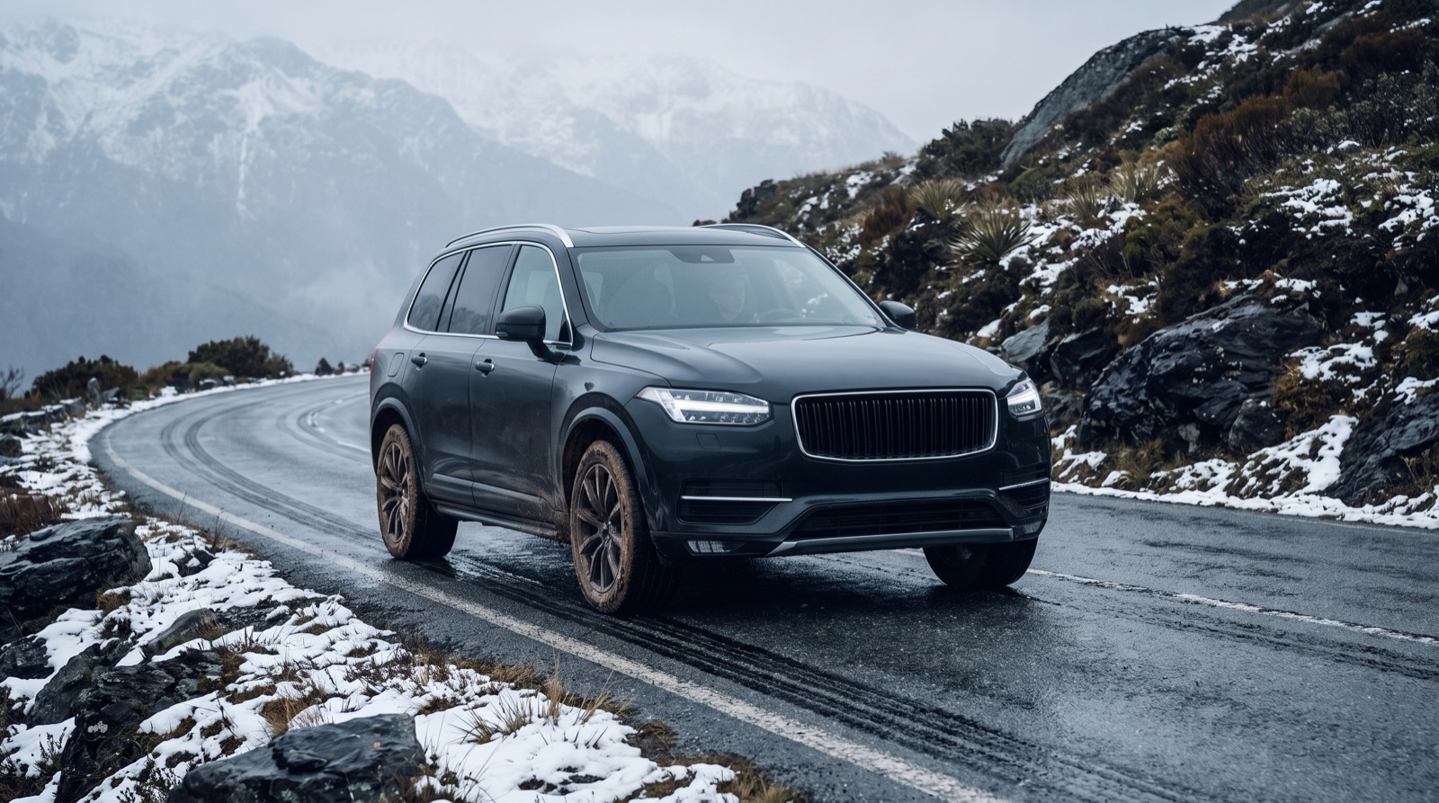 SUV premium sur une route de montagne enneigée
