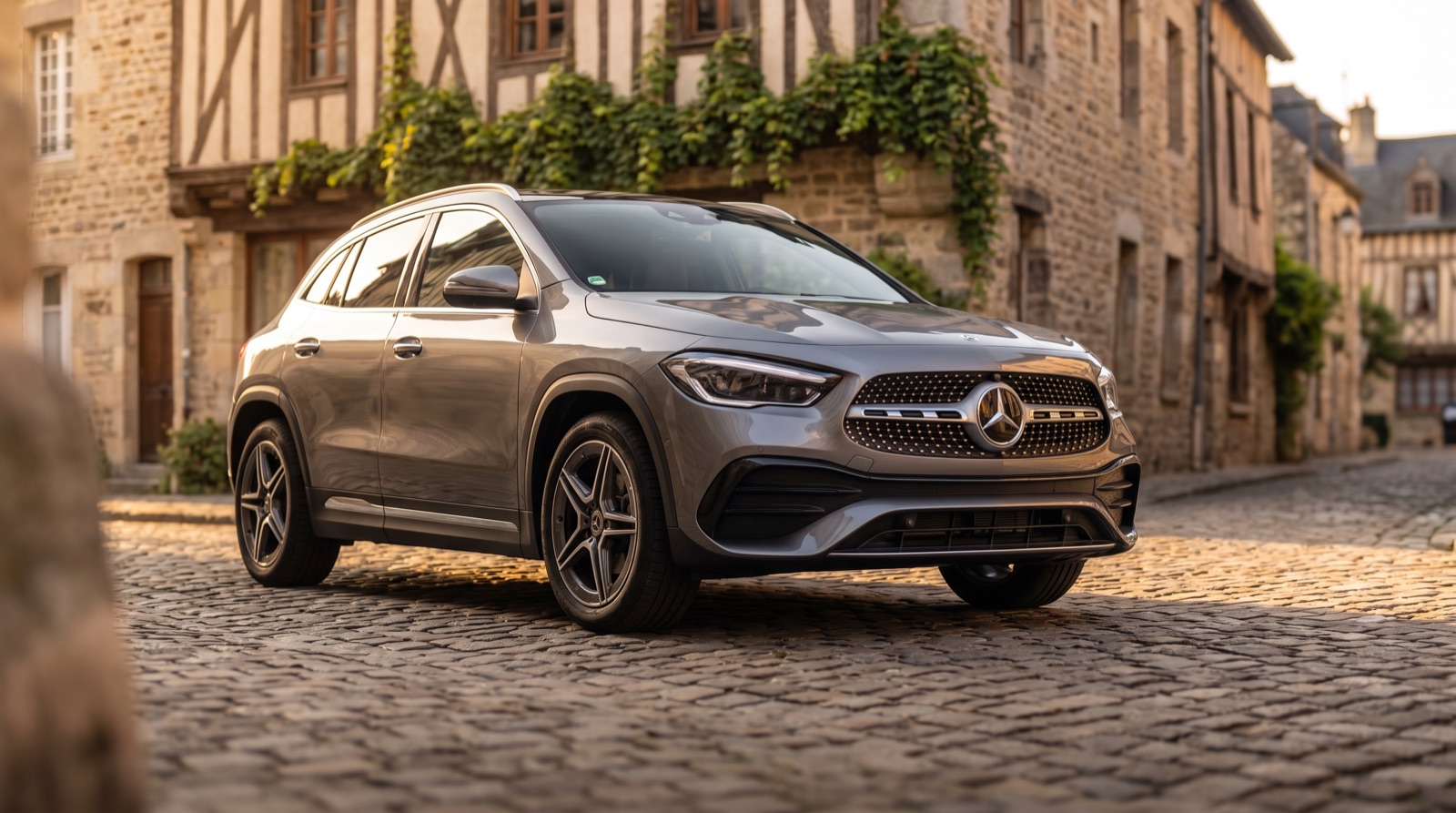 Mercedes GLA dans une rue pavée