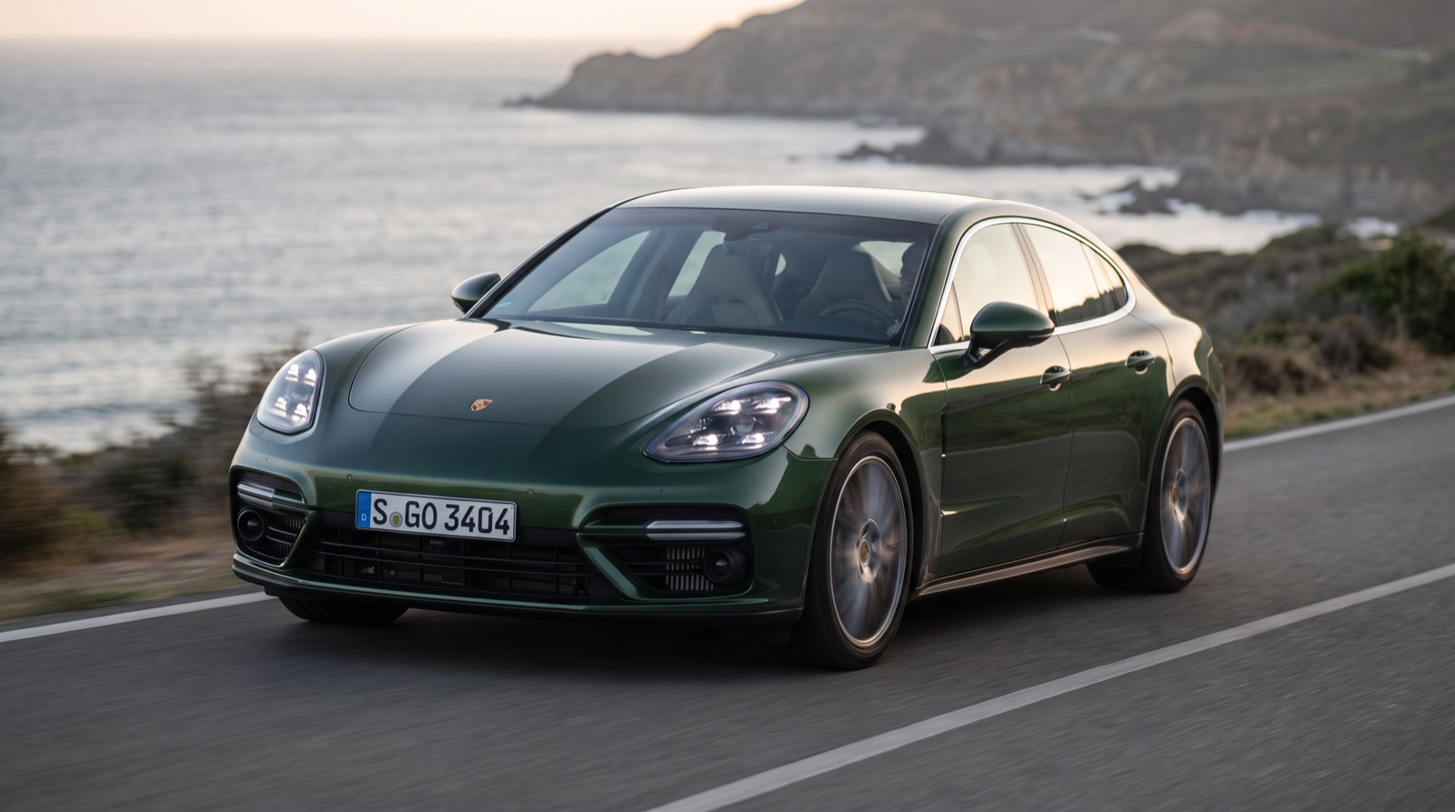 Porsche Panamera sur une route côtière