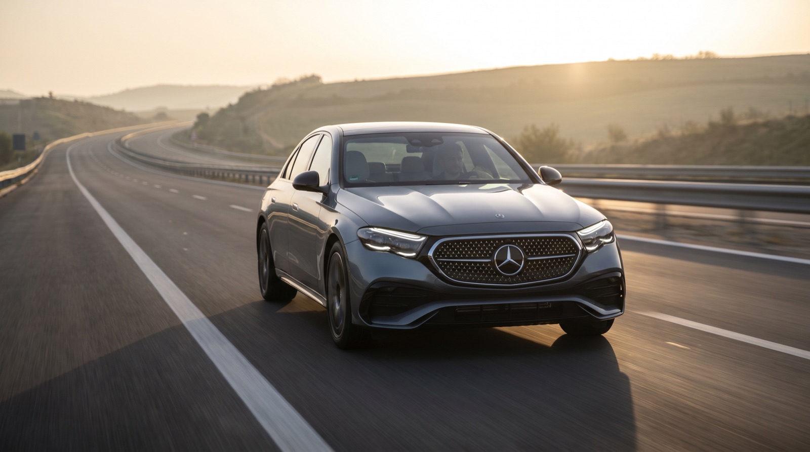 Mercedes Classe E sur autoroute à l'aube