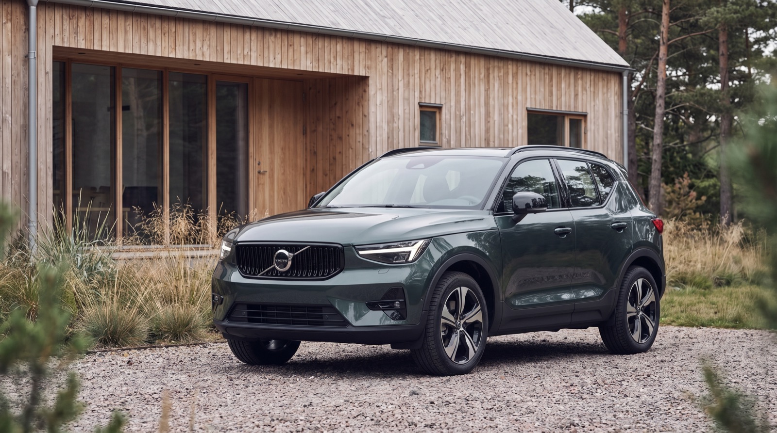 Volvo XC40 devant une maison scandinave