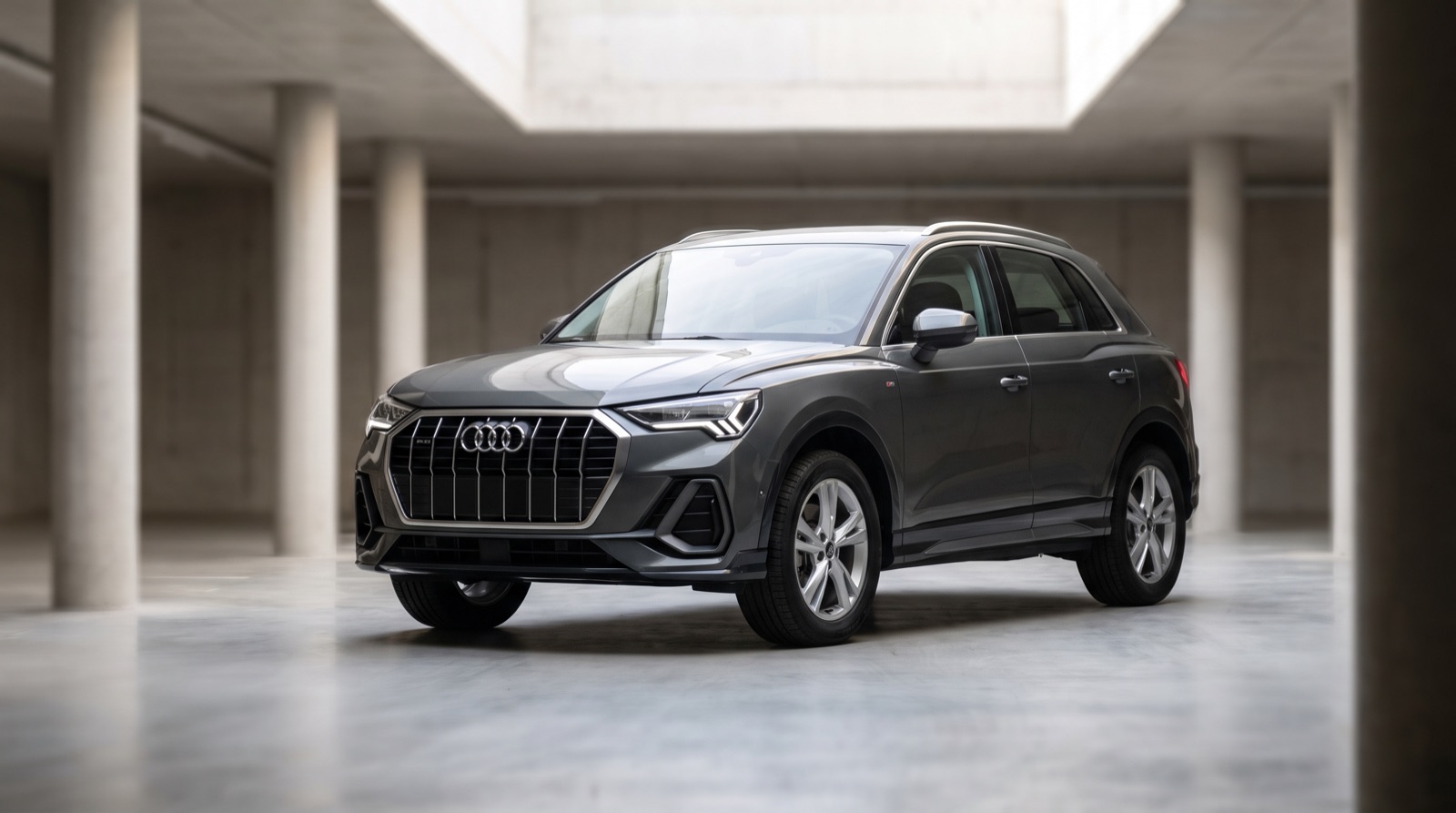 Audi Q3 dans un parking souterrain