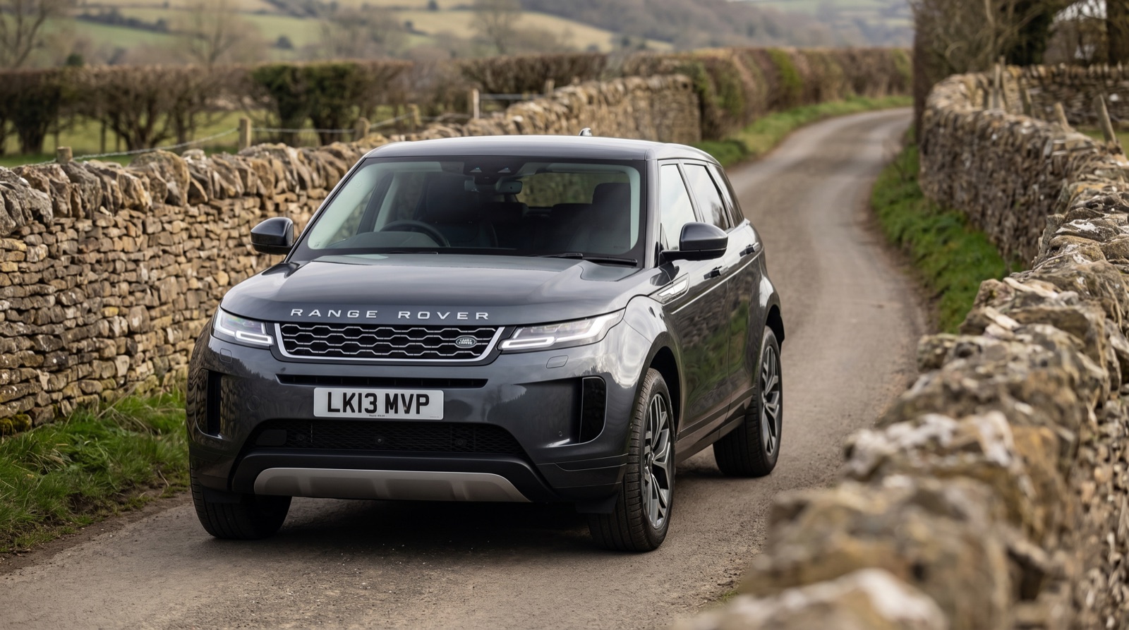 Range Rover Evoque sur une route de campagne