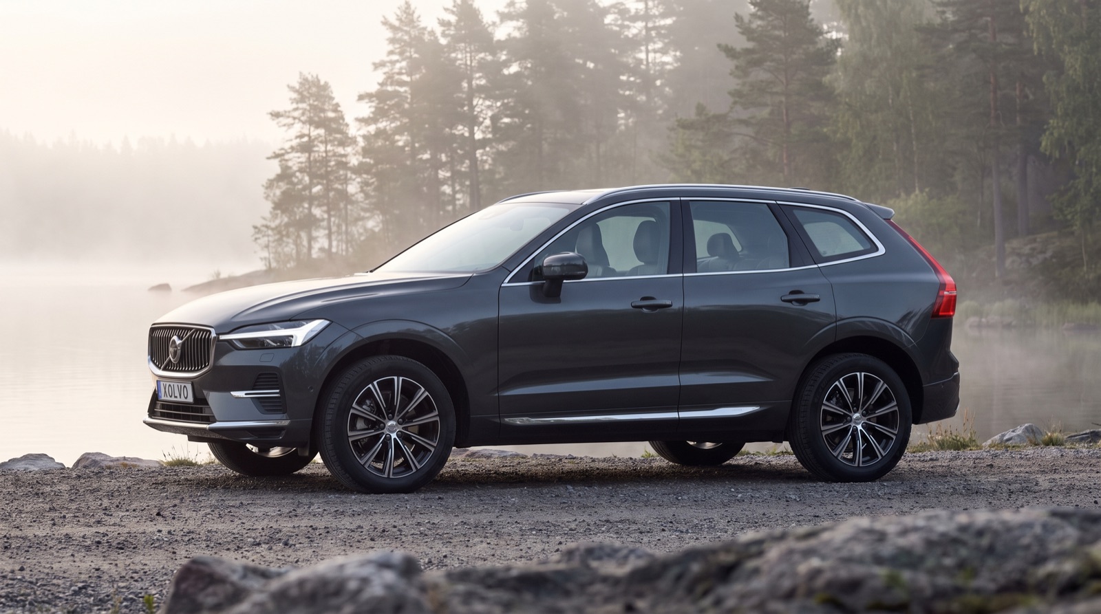 Volvo XC60 au bord d'un lac