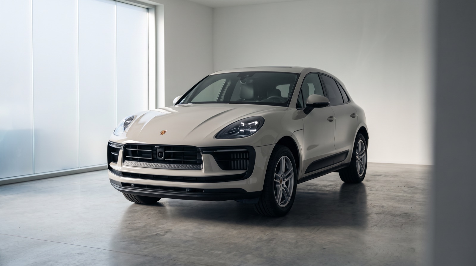 Porsche Macan dans un garage minimaliste