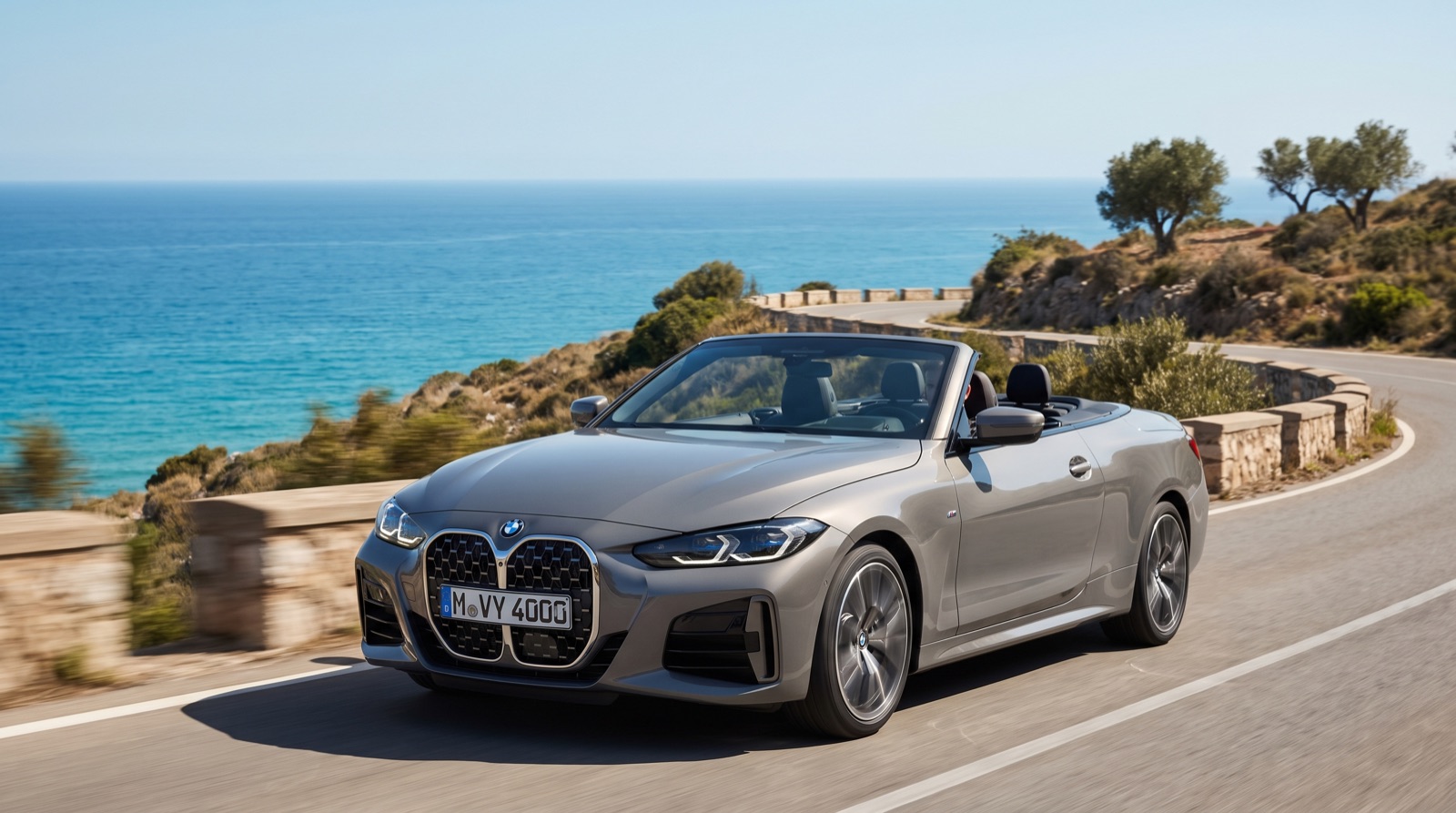 BMW Série 4 Cabriolet capote ouverte sur une route côtière