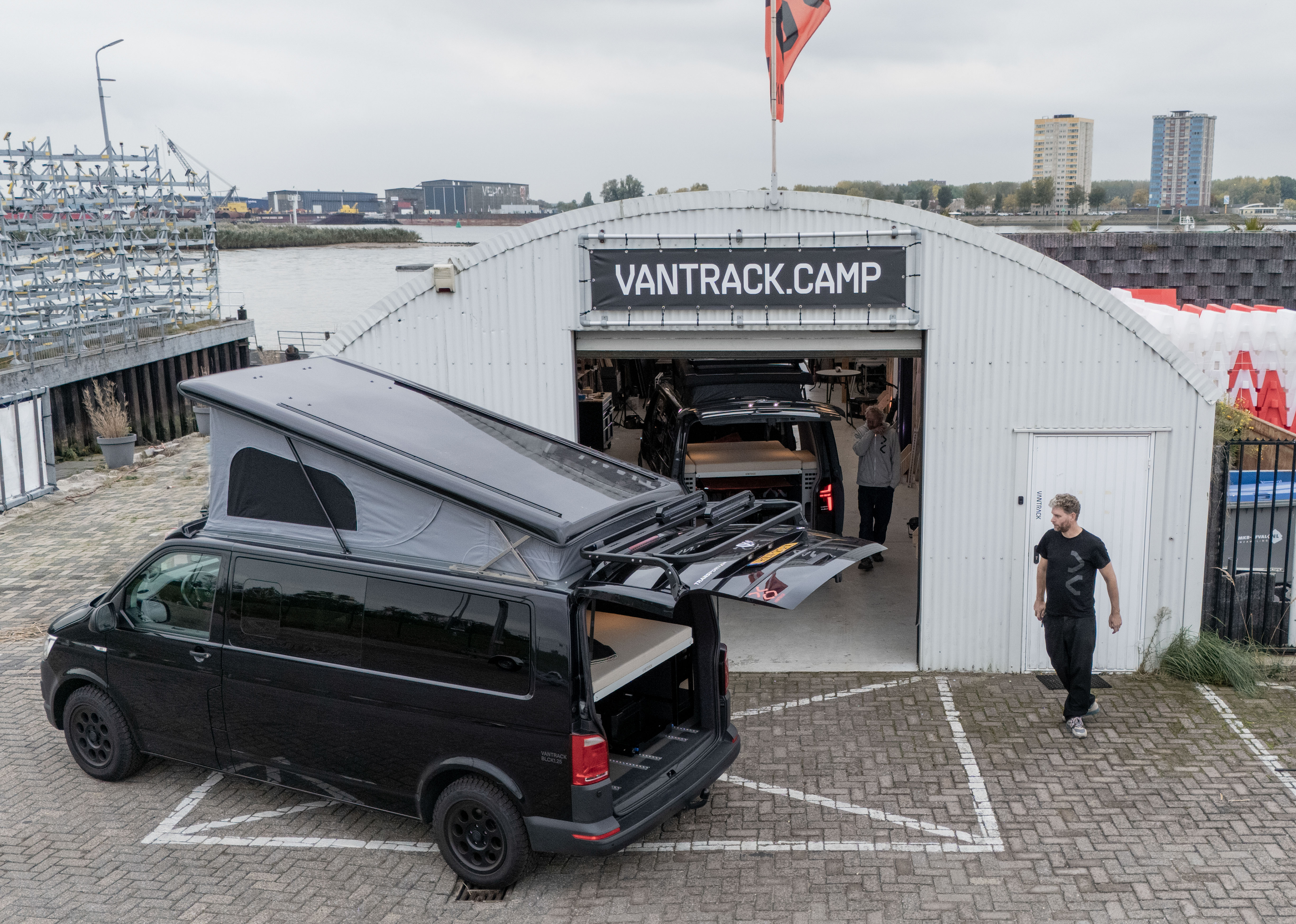 Vantrack Dock Camperbus Werkplaats Rotterdam Camperbouw