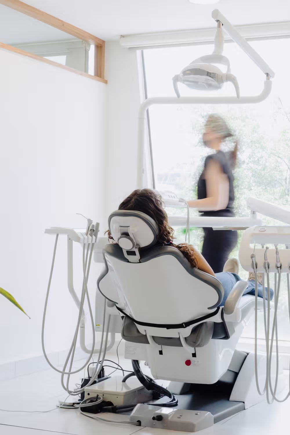 Paciente en silla dental en el consultorio iluminado de Nákar.
