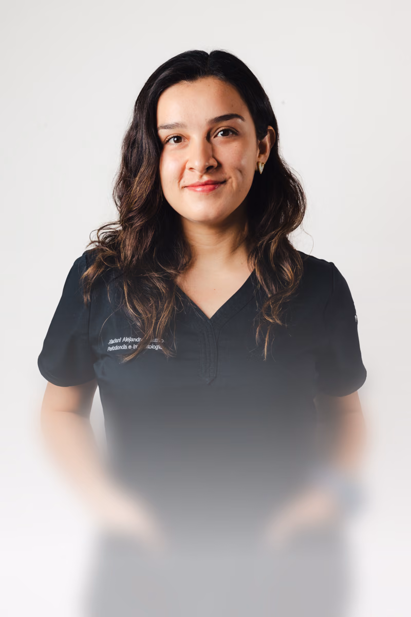 Dra. Xiadani Alejandro, periodoncista e implantóloga en Nákar.