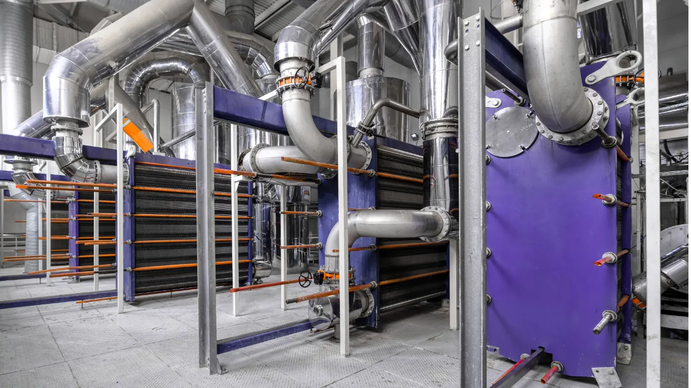 Plattvärmeväxlare i industri fabrik.