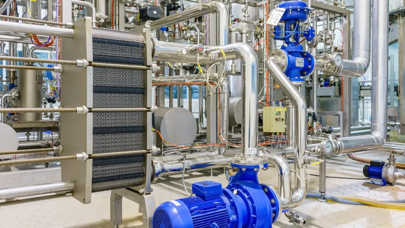 Plattvärmeväxlare i livsmedelsindustris fabrik.