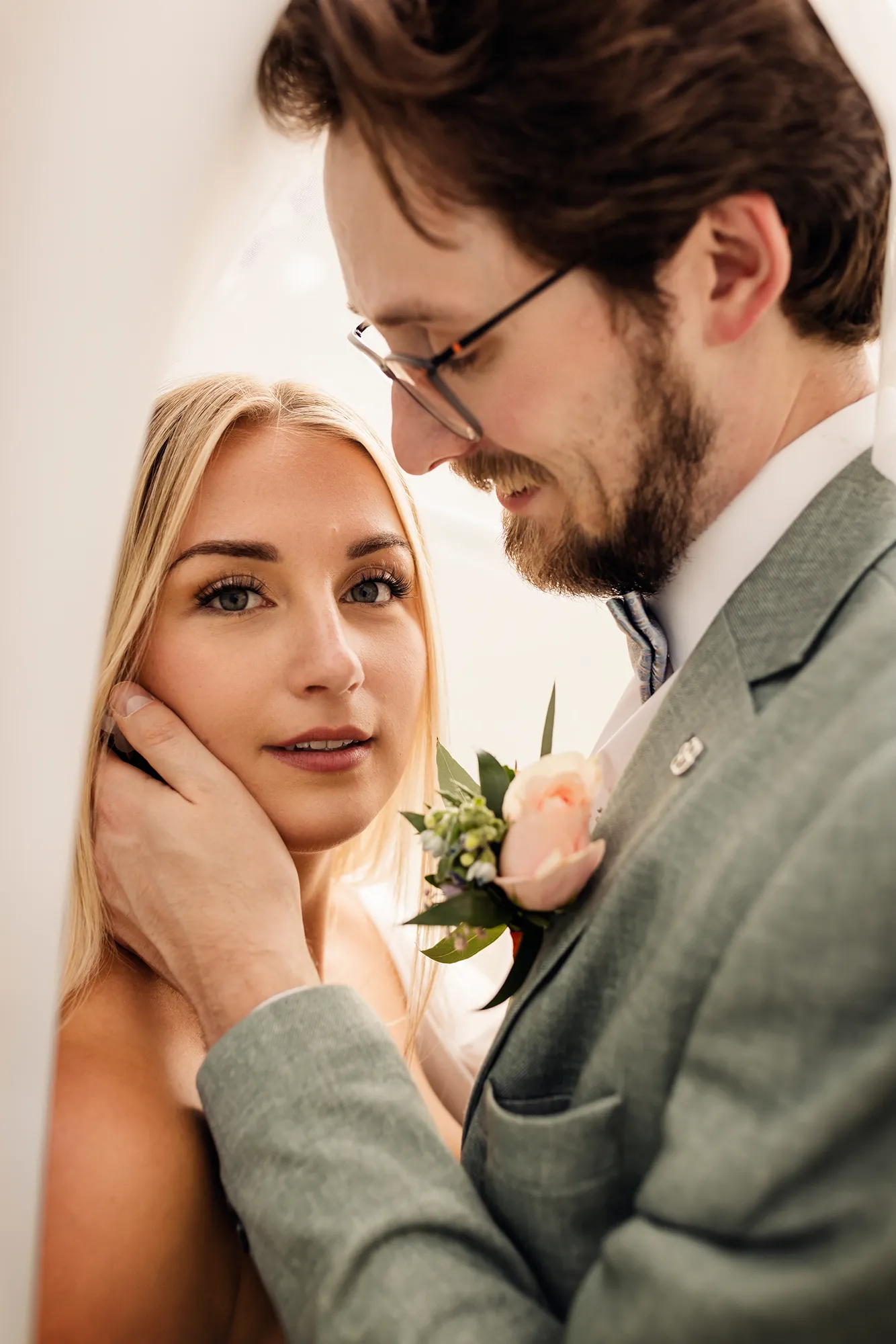 Nahaufnahme eines Paares in Hochzeitskleidung.