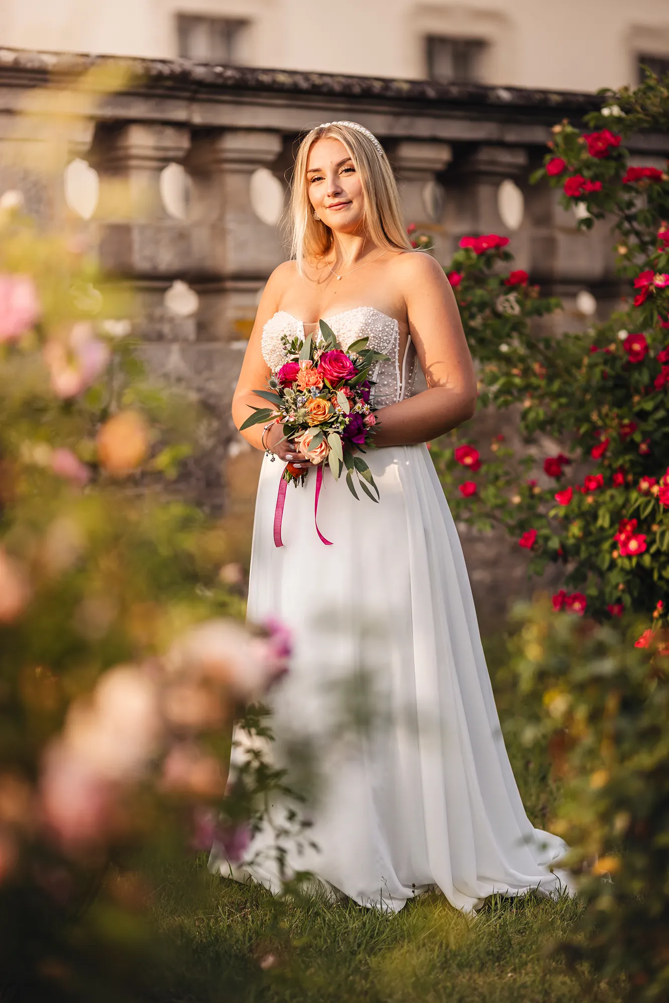 Eine Frau im Brautkleid, die einen Brautstrauß hält.