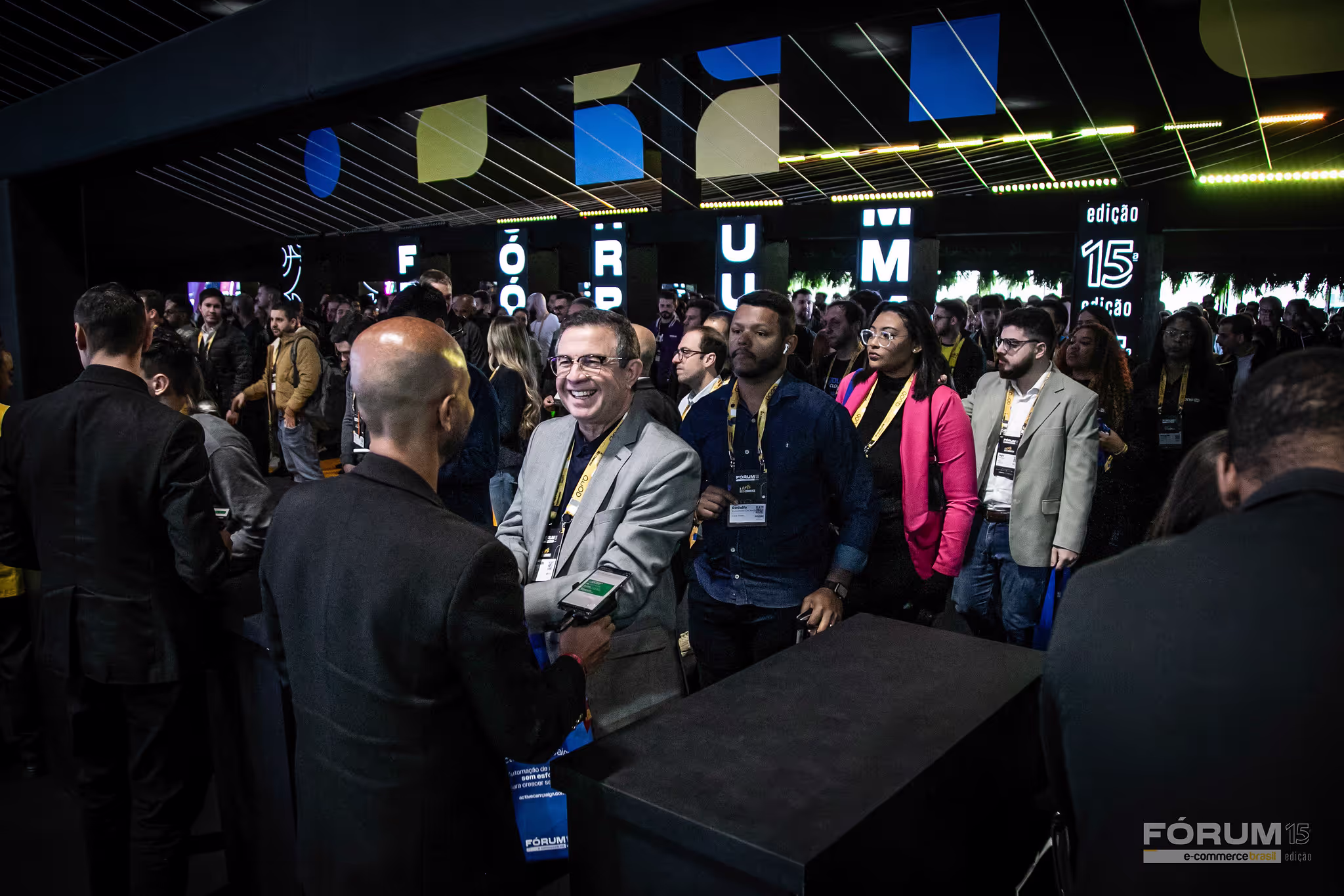 Pessoas em fila para credenciamento no Fórum e-commerce Brasil, 15ª edição.
