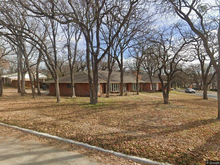 Single story home in West Arlington