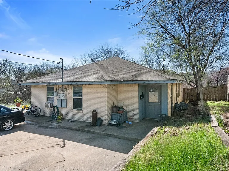 Duplex in Grand Prairie TX off Highway 161