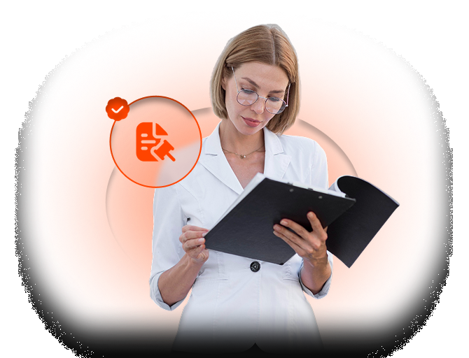 Kobieta w białym kitlu i okularach przeglądająca dokumenty na tle pomarańczowego abstrakcyjnego kształtu.