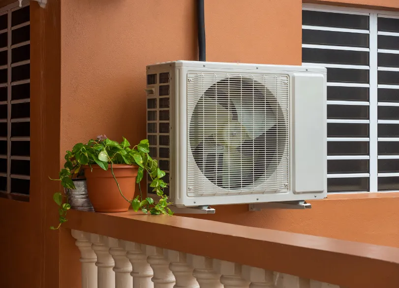 Unité extérieure de climatisation installée sur un balcon à Bordeaux