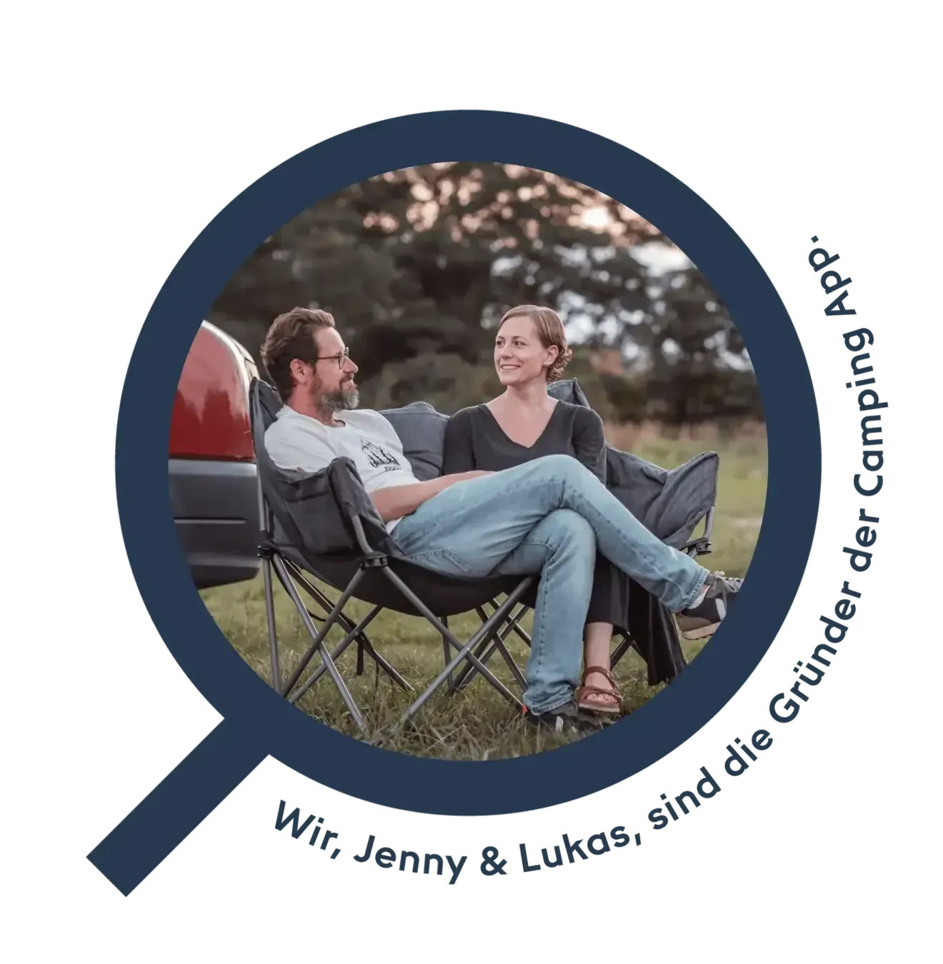 Jenny og Lukas, folkene bak Camping App, i sofaen i bobilen sin