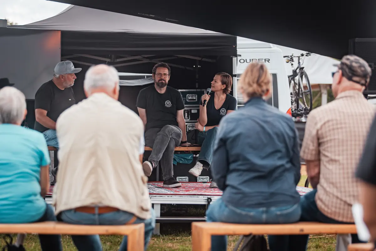 Jenny og Lukas i samtale med campere på scenen