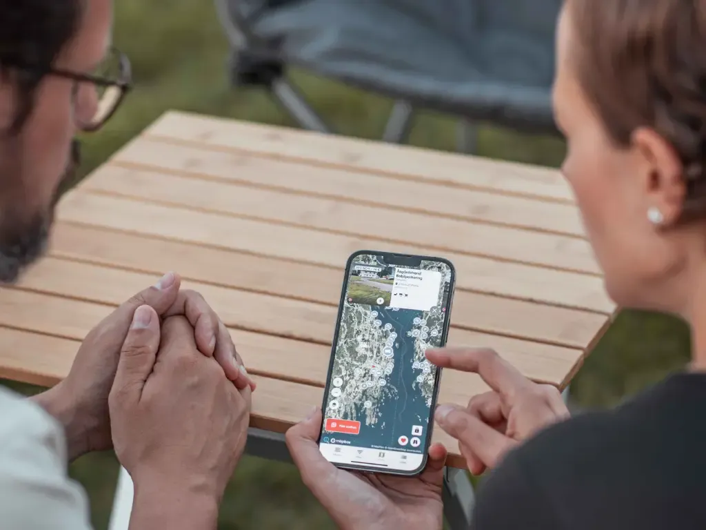 Die Camping App mit Satellitenansicht im Einsatz